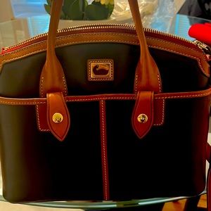 Barely used beautiful leather Dooney & Bourke purse with enduring value.